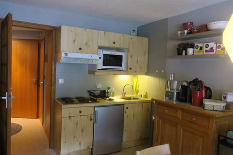 Microwave, oven, cookware/dishes/utensils