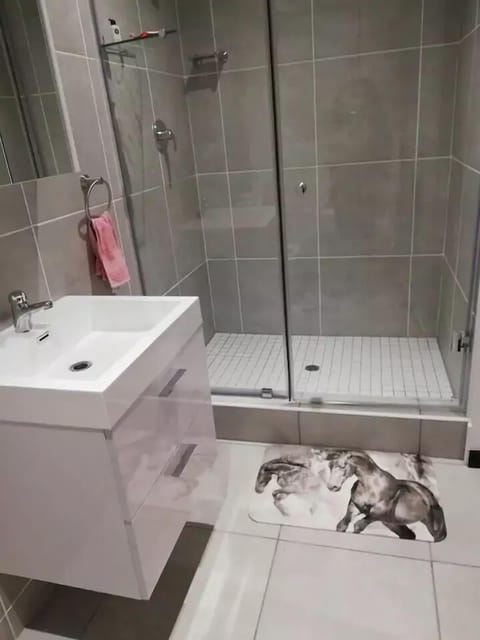 Bathtub, towels