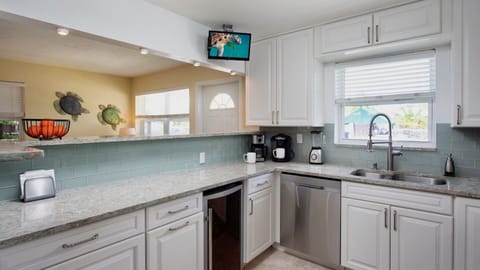 The fully equipped kitchen...