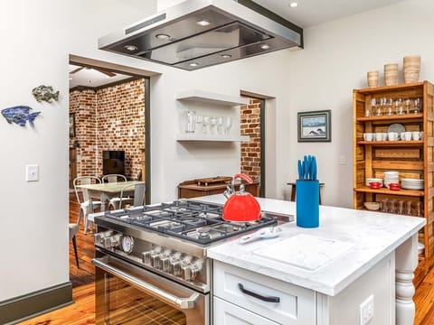 Waldburg Terrace Kitchen gas range