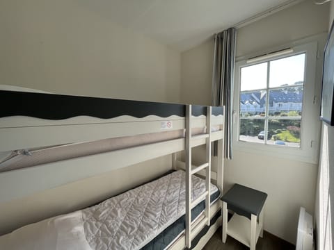 2 bedrooms, in-room safe, iron/ironing board, free WiFi