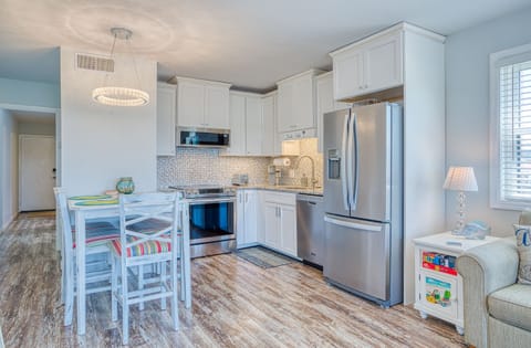 Private kitchen | Fridge, microwave, oven, stovetop