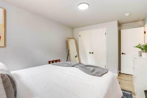 2 bedrooms, iron/ironing board, travel crib, internet