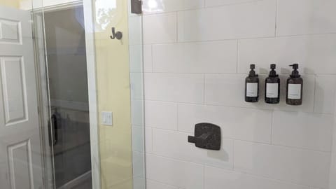 Combined shower/tub, jetted tub, hair dryer, towels