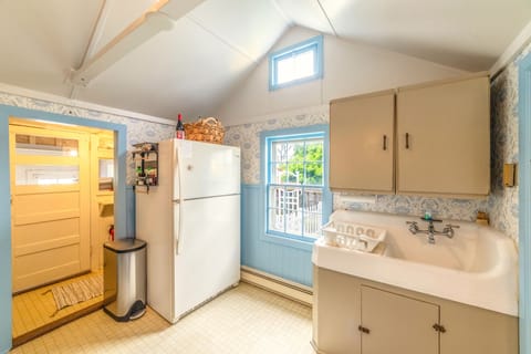 Combined shower/tub, hair dryer, towels