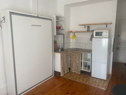 Fridge, oven, stovetop, coffee/tea maker