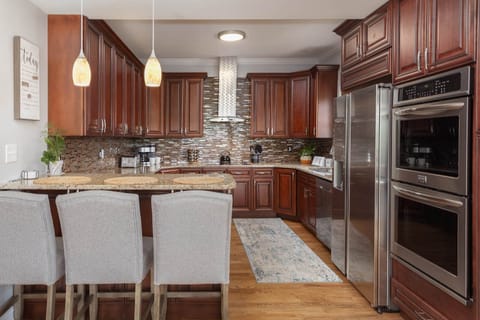 With counter seating for 3 and ample counter space, it's easy to socialize while preparing meals or brewing coffee.