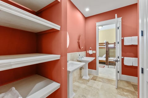 Combined shower/tub, hair dryer, towels