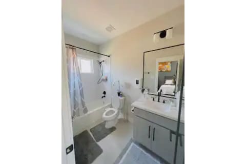 Combined shower/tub, hair dryer, bidet, towels