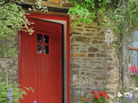 Exterior | Ria’s Cottage, Landshipping