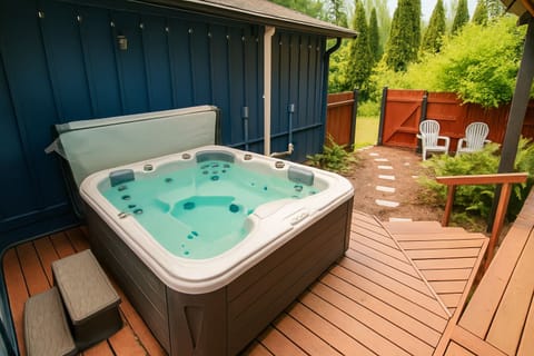 Cozy and private hot tub retreat, unwind under the stars
