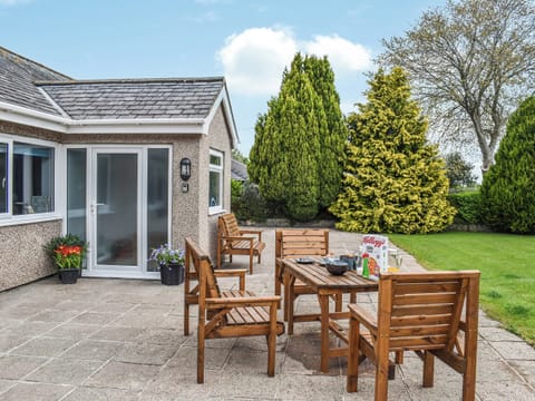 Patio | Saville, Llanfaes