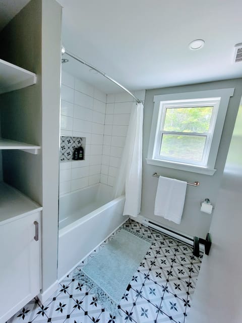 Combined shower/tub, towels, soap, toilet paper