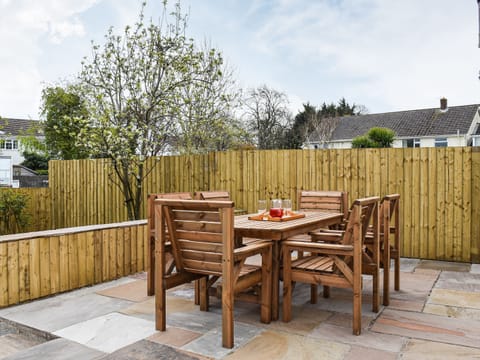 Sitting-out-area | Brookside, Treoes