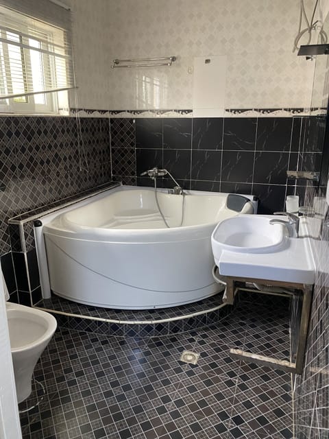 Combined shower/tub