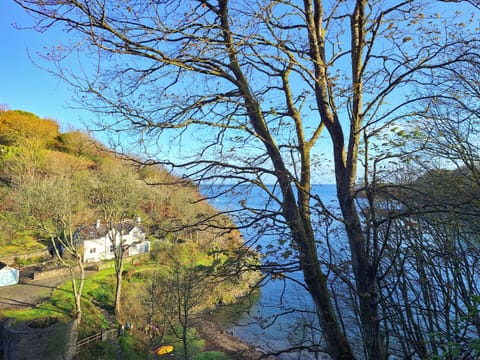 Setting | Carreg yr Eos, Fishguard