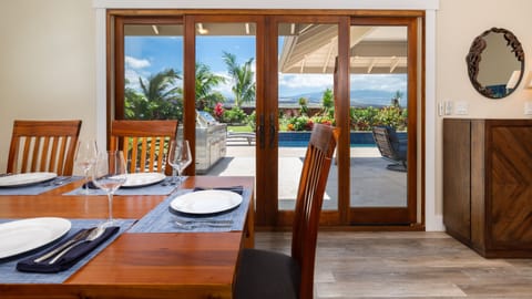 Indoor and outdoor dining options