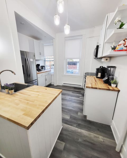 A water and ice dispenser refrigerator, garbage disposal, and free wifi.