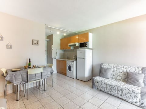 Sky, Plant, Building, Daytime, Property, Window, Tree, Architecture, Urban Design, Leisure