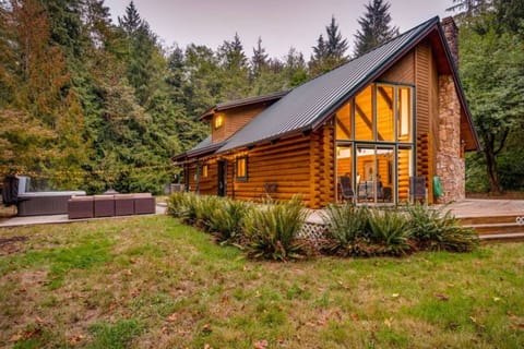 Welcome to The Fernwood! Please enjoy this one of a kind rental Mt Hood in the heart of Brightwood, OR.