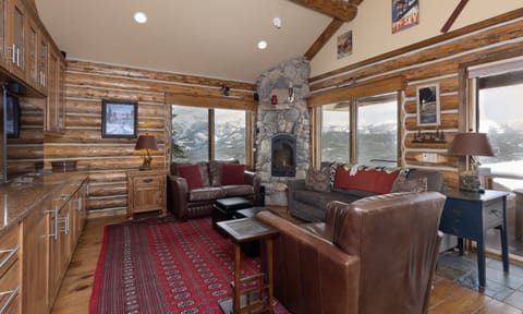 CH 13 Bandit Way, Living, 2