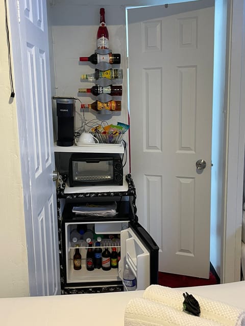 Fridge, microwave, oven, coffee/tea maker