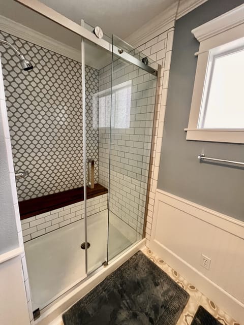 Combined shower/tub