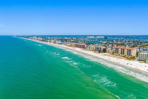 Beach nearby, sun loungers, beach towels