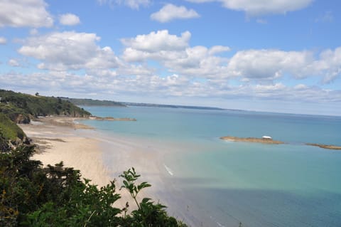 Beach nearby, sun loungers, beach towels