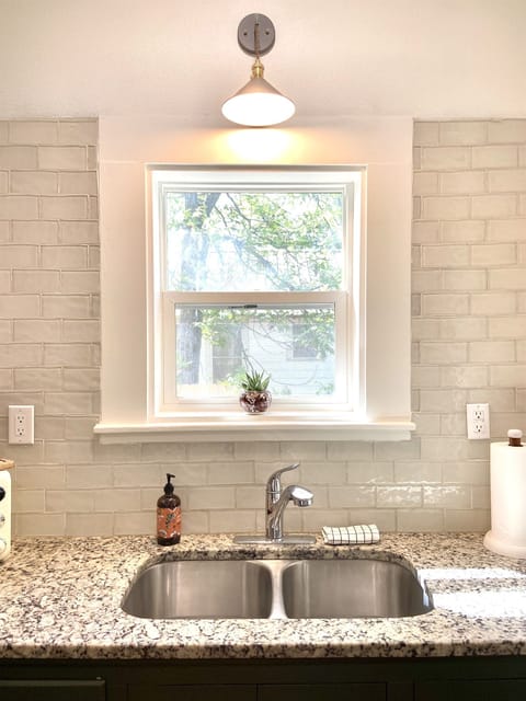 Combined shower/tub, hair dryer, towels