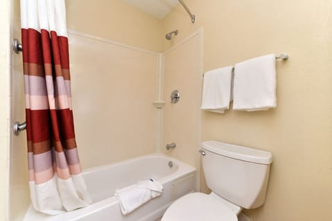 Combined shower/tub, hair dryer, towels