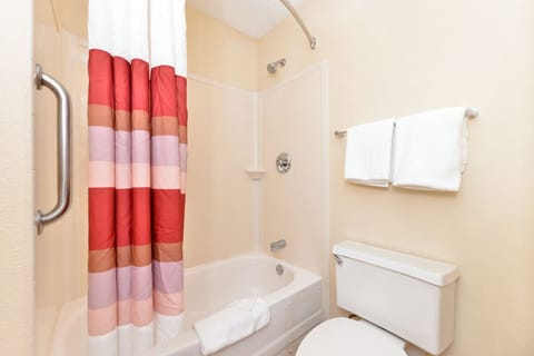 Combined shower/tub, hair dryer, towels