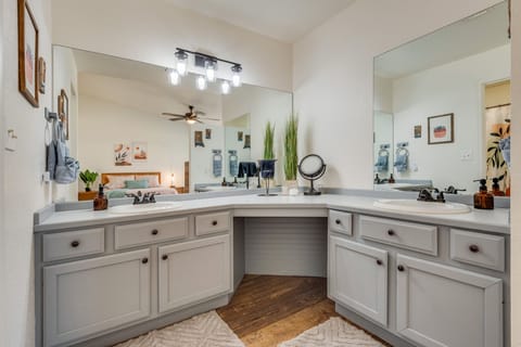 Combined shower/tub, hair dryer, towels