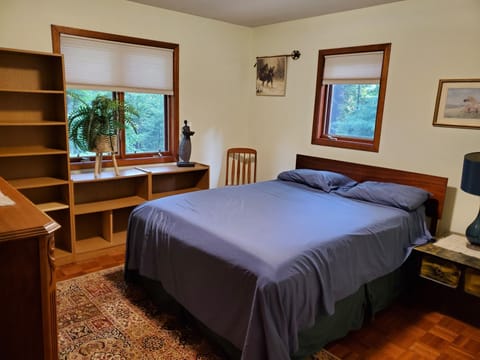3 bedrooms, desk, travel crib, bed sheets