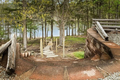 Lakefront Carefree Bear Lodge