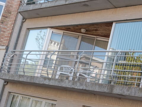 Daytime, Property, Window, Building, Wood, Architecture, Line, Material Property