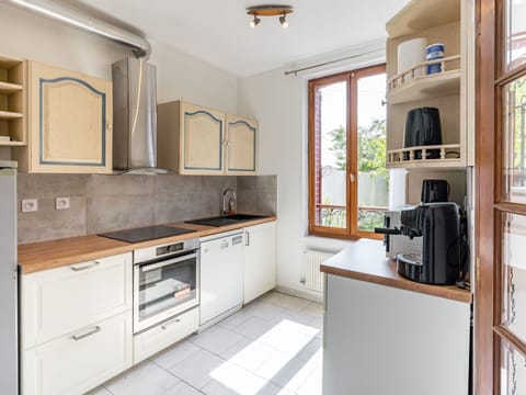 Sky, Plant, Building, Daytime, Property, Tree, Urban Design, Neighbourhood, Residential Area, Woody Plant