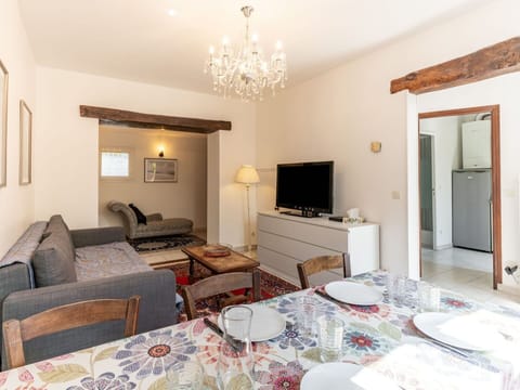 Sky, Plant, Building, Daytime, Property, Tree, Urban Design, Neighbourhood, Residential Area, Woody Plant