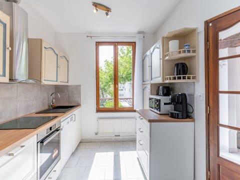 Sky, Plant, Building, Daytime, Property, Tree, Urban Design, Neighbourhood, Residential Area, Woody Plant