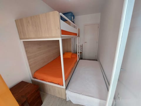 2 bedrooms, travel crib, free WiFi, bed sheets