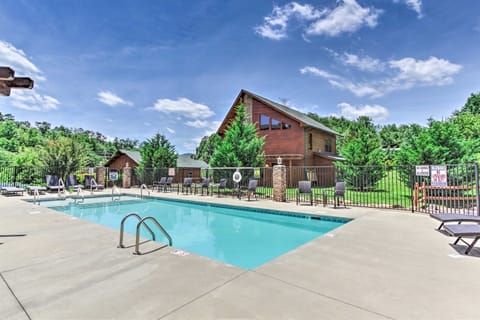 Enjoy access to a community pool that's just steps away!
