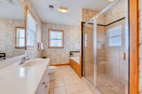 Combined shower/tub, jetted tub, towels, toilet paper