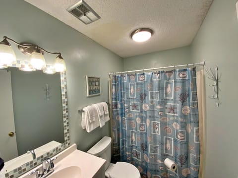 Combined shower/tub, towels