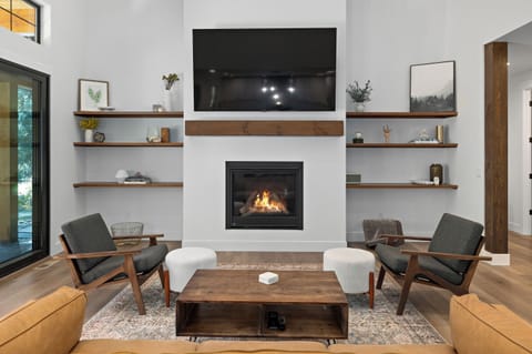 Living area | Smart TV, fireplace