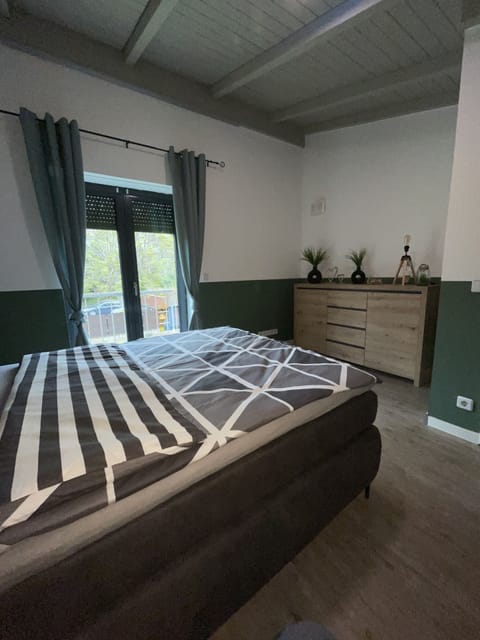 3 bedrooms, free WiFi, bed sheets, wheelchair access