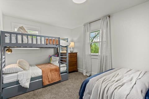 3 bedrooms, premium bedding, desk, iron/ironing board