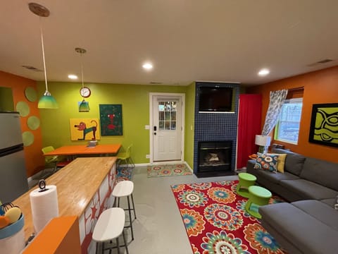 The Hummingbird Cottage - fun, colorful, & cozy😊 *Fireplace is not working*