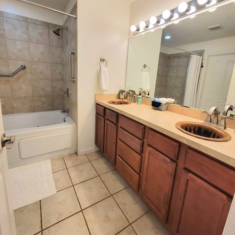 Combined shower/tub, jetted tub, hair dryer, towels