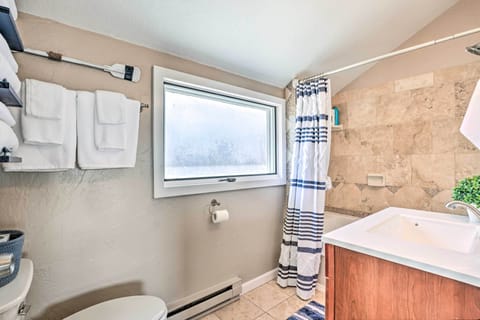 Jetted tub, free toiletries, hair dryer, towels