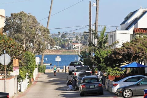Street view. The blue umbrella on the right is on the front patio of the cottage. Mission Bay is just a few houses away in one direction and a few houses from the Pacific Ocean in the other direction.